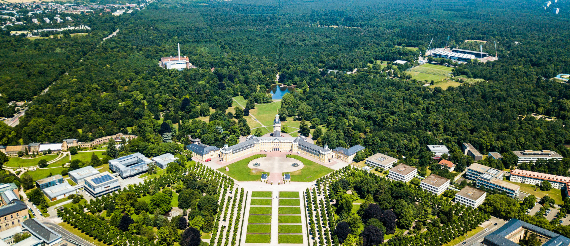 Drohnenfoto vom Schloss Karlsruhe
